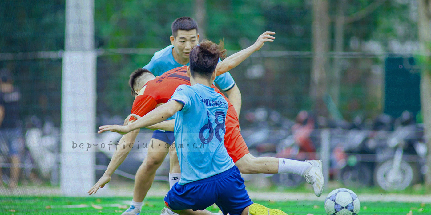 节点与路径连成的信息地图式抽象图形，线条以青色为主